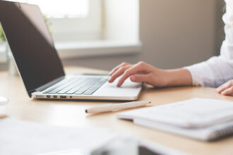 Facture électronique, archivage, administratif : les autoentrepreneurs ont-ils besoin d'une GED ?