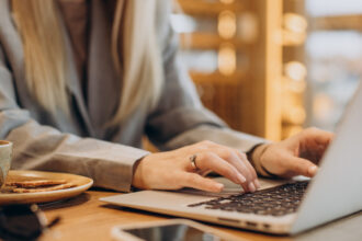 Portage salarial ou micro-entreprise : comment choisir en 2026 ?